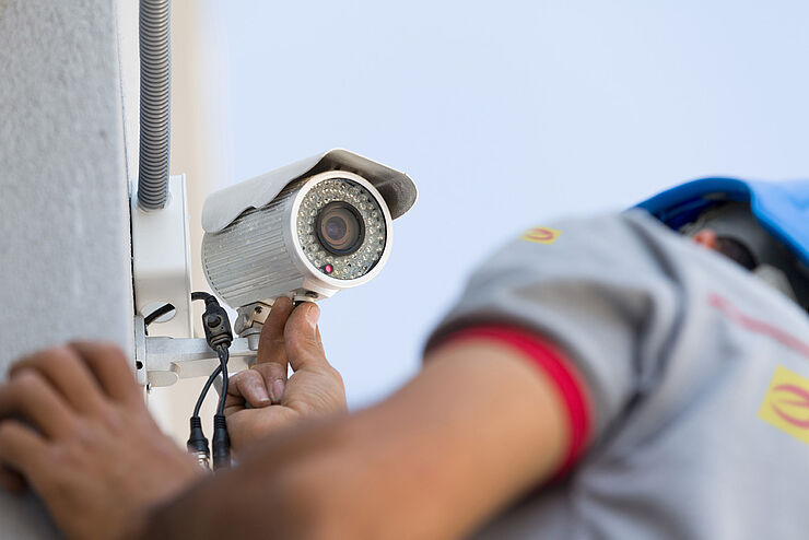 Spezialisten für ein deutliches Plus an Sicherheit sind die Innungsfachbetriebe der Elektrohandwerke