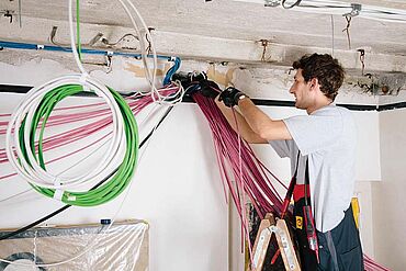 Beim Altbau-Kauf Elektroinstallation durch Fachbetrieb prüfen