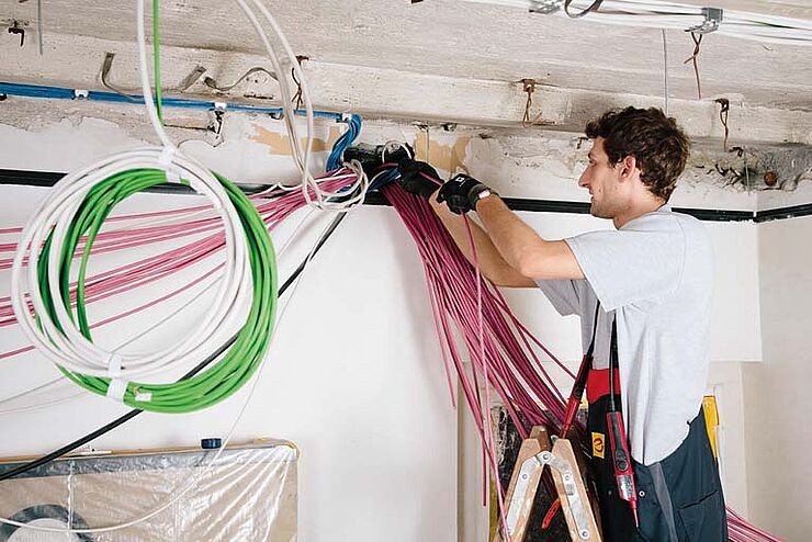 Beim Altbau-Kauf Elektroinstallation durch Fachbetrieb prüfen