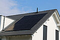 Hausdach mit Solaranlage Das Bild zeigt ein Hausdach mit Solaranlage.