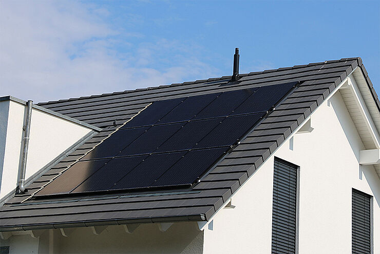 Das Bild zeigt ein Hausdach mit Solaranlage.