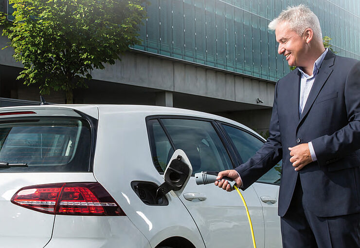 Für Firmenfahrzeuge auf dem Betriebsgelände: Bereitstellung und Installation von Ladesäulen für E-Autos