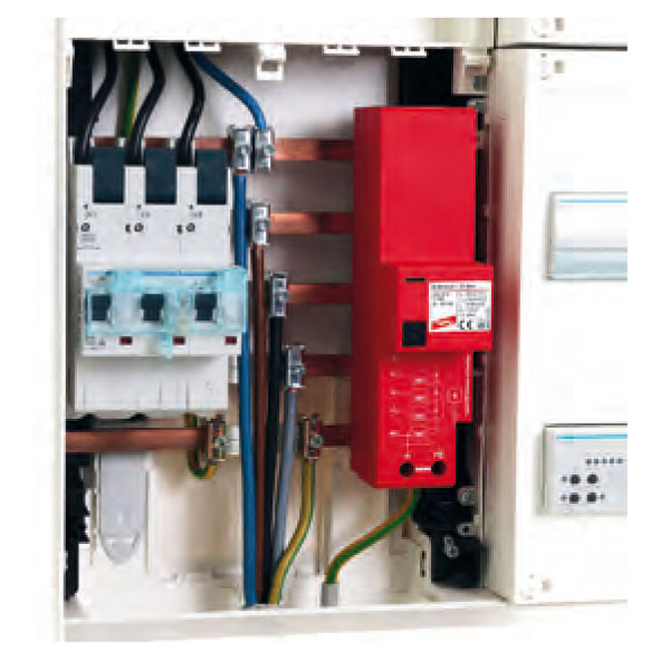 Nach VDE 0100-534 sollen SPDs so nah wie möglich am Speisepunkt der elektrischen Anlage errichtet werden.